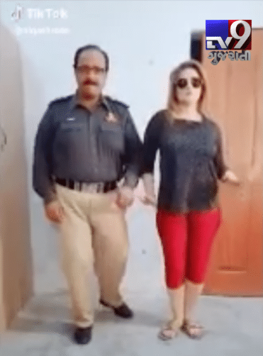 ગોવિંદાના ગીત પર પાકિસ્તાન પોલીસ અધિકારીએ લગાવ્યા મહિલા સાથે ઠુમકા, કરાયા સસ્પેન્ડ