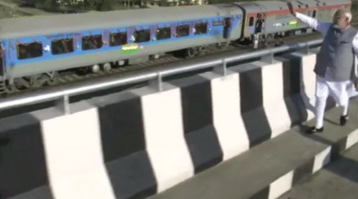 VIRAL કેટલું રિઅલ ? શું PM મોદી ખાલી ટ્રેન તરફ જોઈને અભિવાદન કરી રહ્યા હતા ?