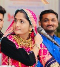 ચાલુ કાર્યક્રમમાં એવું તો શું થયું કે ગુજરાતી લોકગાયિકા ગીતા રબારીને આવ્યો ગુસ્સો? જુઓ Viral Video