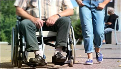 પિતાને લકવાએ ભરડામાં લીધો અને બે દિકરીઓએ કરી નાખ્યુ એવું કામ કે જે કોઈ દિકરો પણ ન કરી શકે