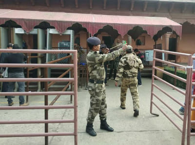 હાથમાં બંદૂક પકડી તાજમહેલની આતંકીઓથી સુરક્ષા કરતા CISFના જવાનોના હાથમાં જોવા મળી રહી છે 'ગલોલ', જાણો કેમ