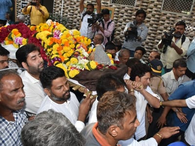 સચિન તેંડુલકરનો પહેલીવારનો રડતો વીડિયો, કોચ રમાકાંત અચરેકરને આપી કાંધ