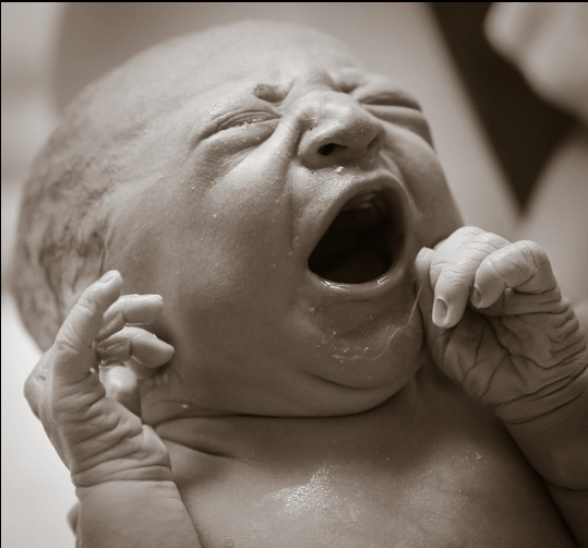 જન્મતાં જ બાળકનું 'રડવું' જરૂરી છે, ના રડવાવાળા બાળકને જાણીજોઈને ડૉક્ટર Bum પર ટપલી મારીને રડાવે છે, પણ કેમ?