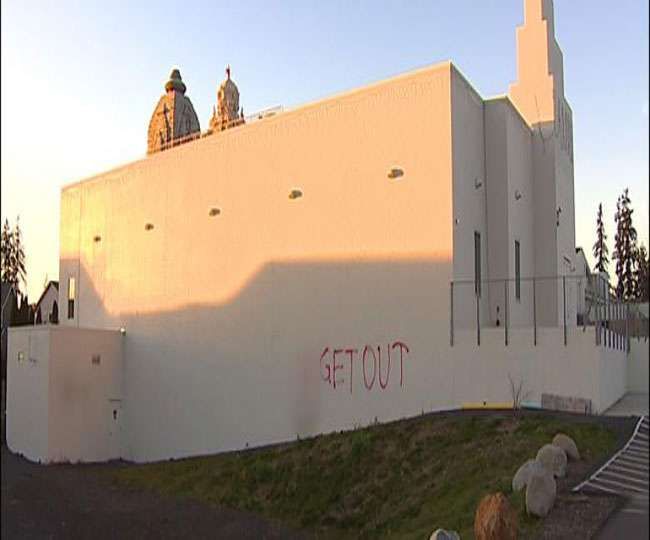 અમેરિકાના એક મંદિરમાં ફરીથી તોડવામાં આવી મૂર્તિઓ, ભારતીયો માટે લાલ રંગથી લખી દેવાયું 'GET OUT'