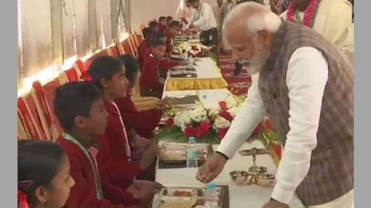 ક્યારેક લોકોને ચા પીવડવાનાર નરેન્દ્ર મોદીએ વૃદાંવનમાં બાળકોને પોતાના હાથે જમાડ્યા