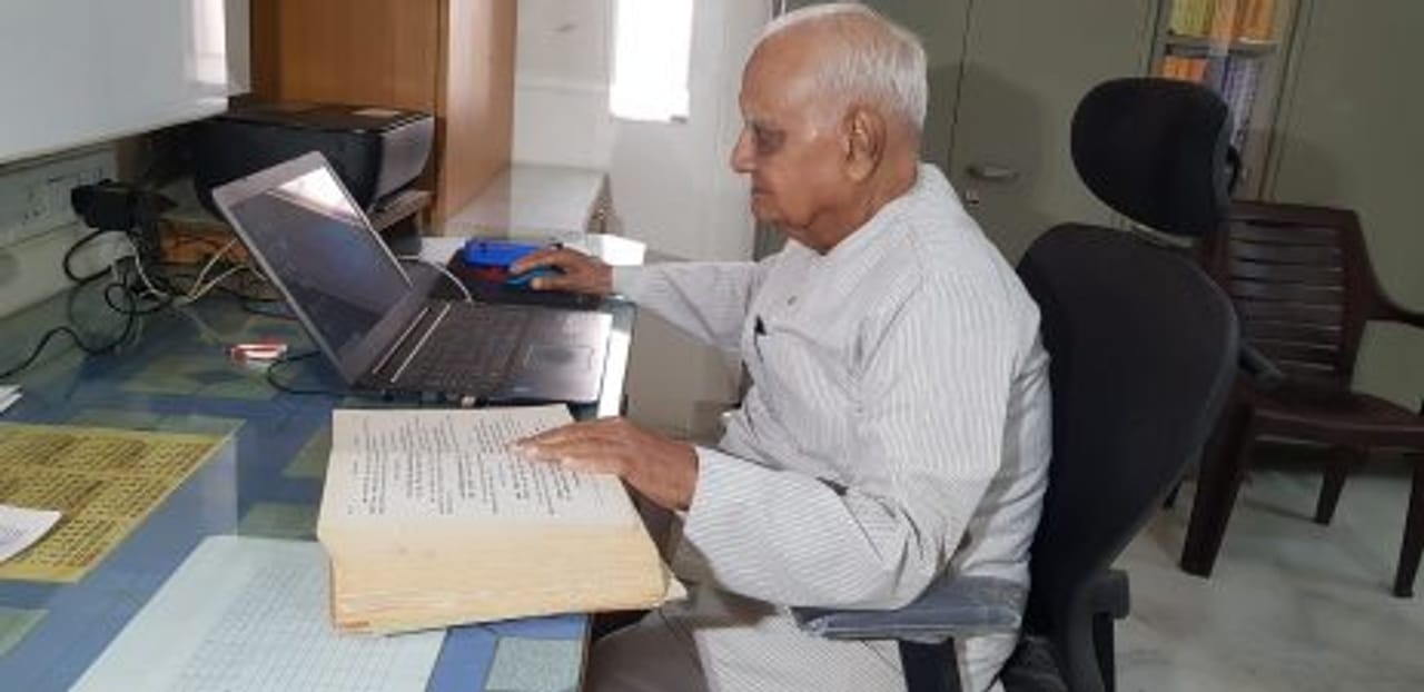 જુસ્સો હોય તો સુરતના આ દાદાજી જેવો, 86 વર્ષની ઉંમરે કર્યું PhD