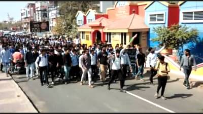 દેશમાં જવાનોની શહાદત બાદ ઉગ્ર માહોલ, પાલનપુરમાં યુવાનો નીકળ્યા રસ્તા પર, કરી સરકારને આ ખાસ માગ