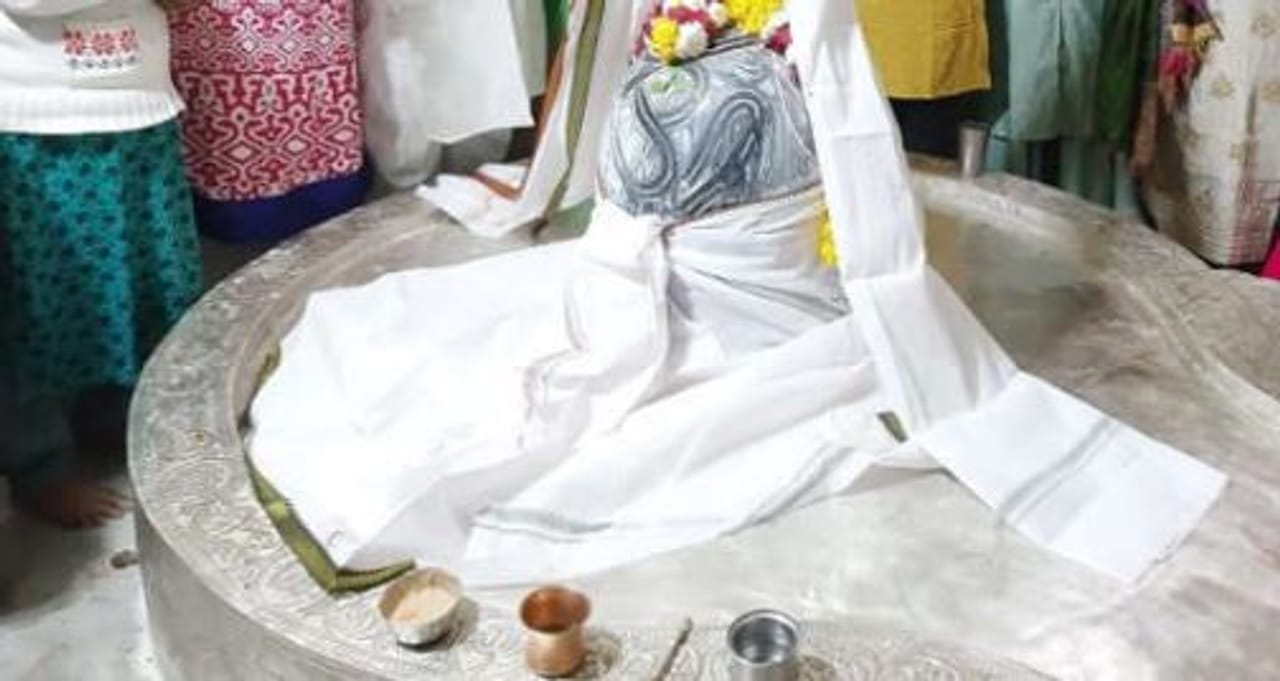 સોમનાથના અહલ્યાબાઈ મંદિરમાં શિવલિંગના થાળાને મઢાવાયું ચાંદીથી, ભક્તોમાં હર્ષોલ્લાસની લાગણી