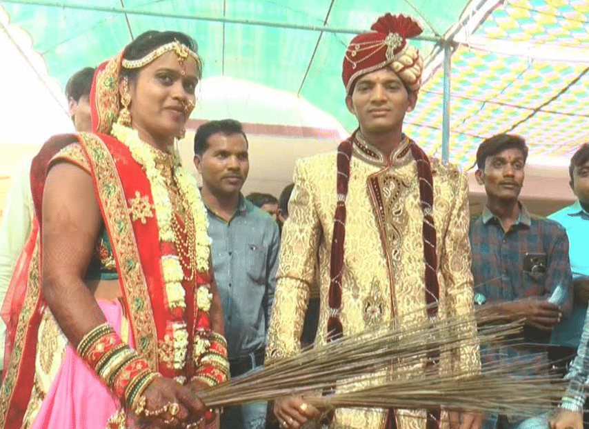 લગ્ન બાદ દુલ્હા સાથે ગાડીમાં બેસી સાસરિયે જવાના બદલે પોરબંદરની આ યુવતીએ હાથમાં લીધો 'સાવરણો'