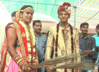 લગ્ન બાદ દુલ્હા સાથે ગાડીમાં બેસી સાસરિયે જવાના બદલે પોરબંદરની આ યુવતીએ હાથમાં લીધો 'સાવરણો'