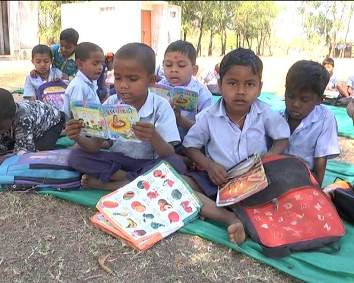 આવી રીતે ભણશે તો કેવી રીતે આગળ વધશે ભારત ?, કપરાડાની એક શાળામાં બાળકોએ ખુલ્લામાં બેસીને કરવો પડે છે અભ્યાસ