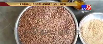 મધ્યાહન ભોજનમાં વધુ એક બેદરકારી, આણંદની 17 શાળાઓમાં આવા સડેલા અનાજ અને તેલમાંથી બનેલું અપાય છે ભોજન, જુઓ VIDEO