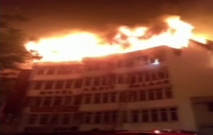 દિલ્હીમાં કરોલબાગ ખાતેની હોટેલમાં ભીષણ આગ, 13 લોકોના મોત, 25 ફાયર ફાઇટર ઘટનાસ્થળે