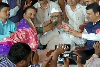 સાત દિવસ બાદ અણ્ણા હઝારેનું અનશન થયું પૂર્ણ, મુખ્યપ્રધાન દેવેન્દ્ર ફડણવીસે કરાવ્યા પારણાં