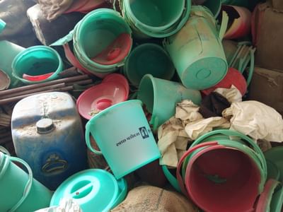 વડોદરા કોર્પોરેશનની નવી કચરાપેટીઓ વિતરણના વાકે પડી રહેવાના કારણે 'કચરો' બની ગઈ!