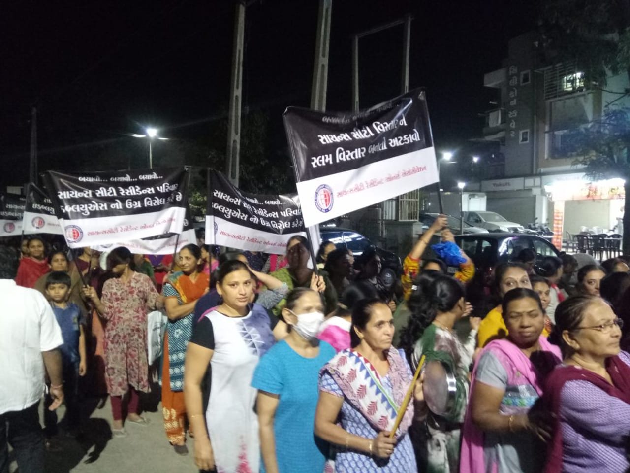એવું તે શું થયું કે રાત પડતા અમદાવાદના સાયન્સ સીટી વિસ્તારના સ્થાનિકોએ રસ્તા પર કાઢવી પડી રેલી