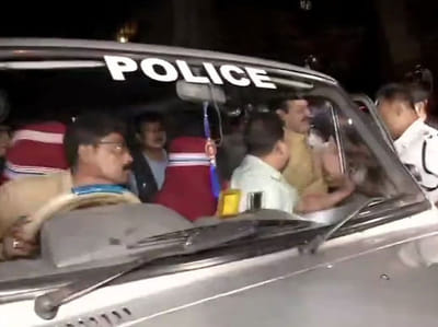 પ.બંગાળમાં રાજકીય ઘમાસાણ : મમતા VS મોદી પછી હવે CBI vs પોલીસ, CBI ઓફિસરોની જ કરવામાં આવી અટકાયત