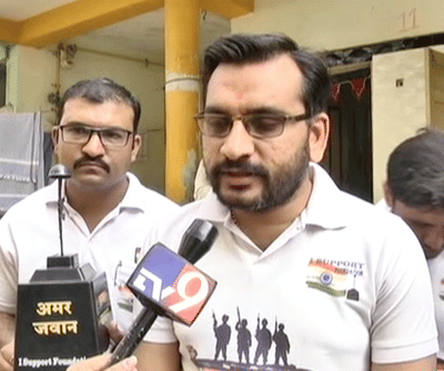 શહીદ જવાનોના પરિવારોને મદદ કરવા સુરતના શિક્ષકે અપનાવ્યો અલગ કિમીયો, 'ટીપે ટીપે સરોવર ભરાય' કહેવતને કરી બતાવી સાર્થક