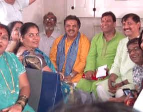 મુંબઈ : સંજય નિરૂપમે લોકલ ટ્રેનમાં ઉજવ્યો જન્મદિવસ, જાણી લોકોની સમસ્યાઓ