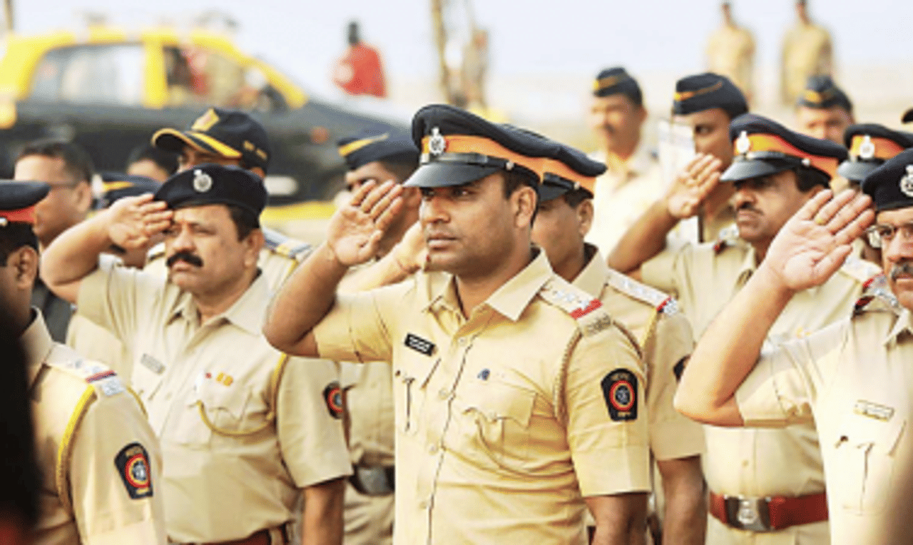 45 વર્ષની એક સેલિબ્રિટી મહિલાના ઈશારા પર LEFT RIGHT કરી રહ્યા છે મુંબઈના 3200 પોલીસકર્મીઓ, જુઓ VIDEO