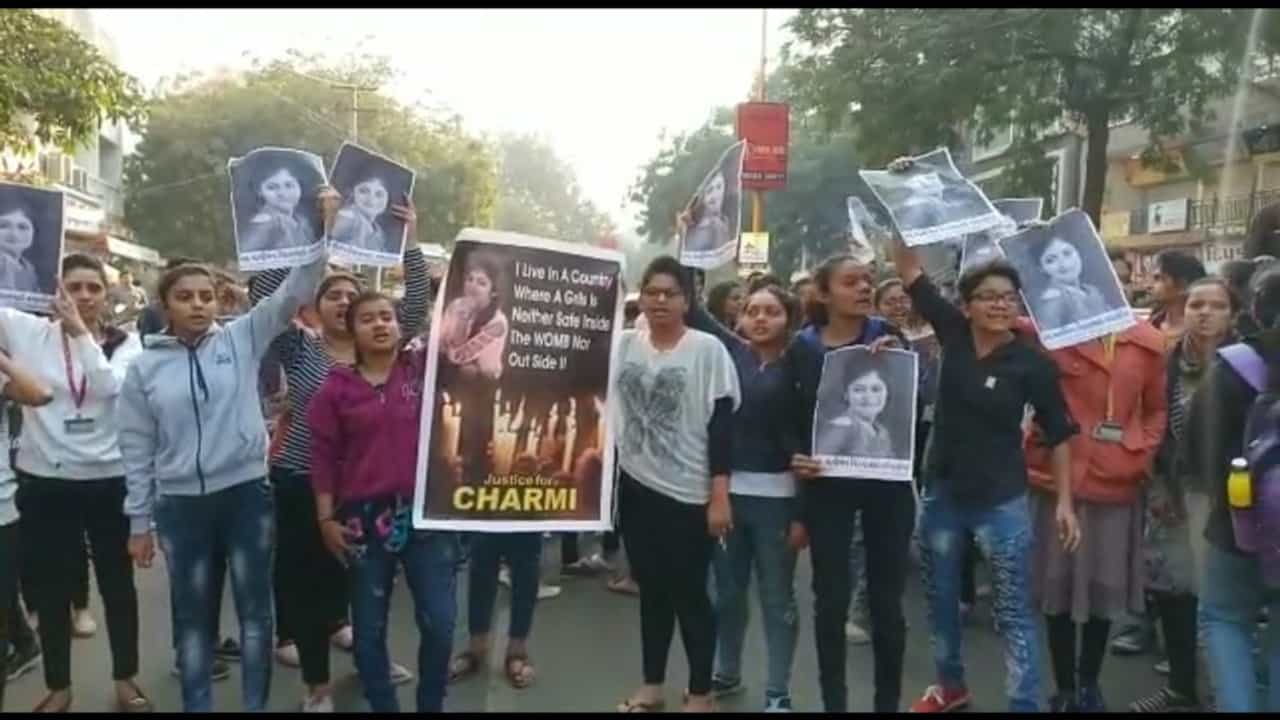 રાજકોટમાં નીકળી આક્રોશ રેલી, માર્ગ અકસ્માતમાં મૃત્યુ પામનાર વિદ્યાર્થીનીને વહેલામાં વહેલી તકે ન્યાય અપાવવાની કરી રહ્યાં છે માગ