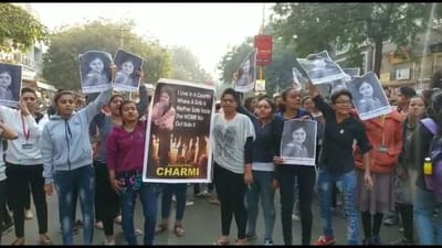 રાજકોટમાં નીકળી આક્રોશ રેલી, માર્ગ અકસ્માતમાં મૃત્યુ પામનાર વિદ્યાર્થીનીને વહેલામાં વહેલી તકે ન્યાય અપાવવાની કરી રહ્યાં છે માગ