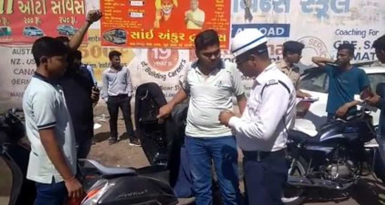 રાજકોટમાં વિદ્યાર્થીઓ સ્કૂલ-કોલેજમાં વાહનો લઈને ગયાં અને ઘરે પરત દંડ લઈને આવ્યા