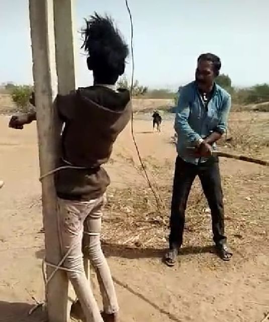 પ્રેમ કરવાની સજા? કચ્છના એક યુવકને થાંભલા સાથે બાંધી દંડાથી મરાયો ઢોરમાર, જુઓ VIDEO