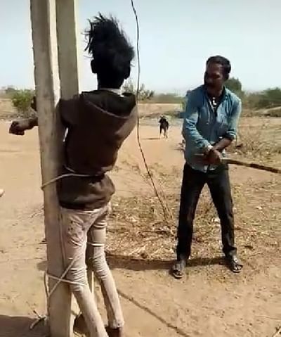 પ્રેમ કરવાની સજા? કચ્છના એક યુવકને થાંભલા સાથે બાંધી દંડાથી મરાયો ઢોરમાર, જુઓ VIDEO