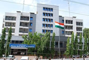 વલસાડમાં વિકાસના કામોની સમીક્ષા બેઠકમાં મંત્રી પોતાની સાથે ઉદ્યોગપતિને લઈને આવતા થયો વિવાદ!