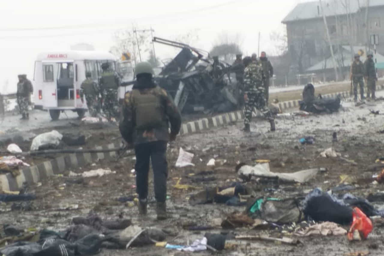 પાકિસ્તાની આતંકીઓએ ભારતમાં ફરી કર્યો ઉરી જેવો હુમલો, પુલવામામાં 2500 જવાનના કાફલાં પર અટેક, હુમલામાં 20 જવાન શહીદ