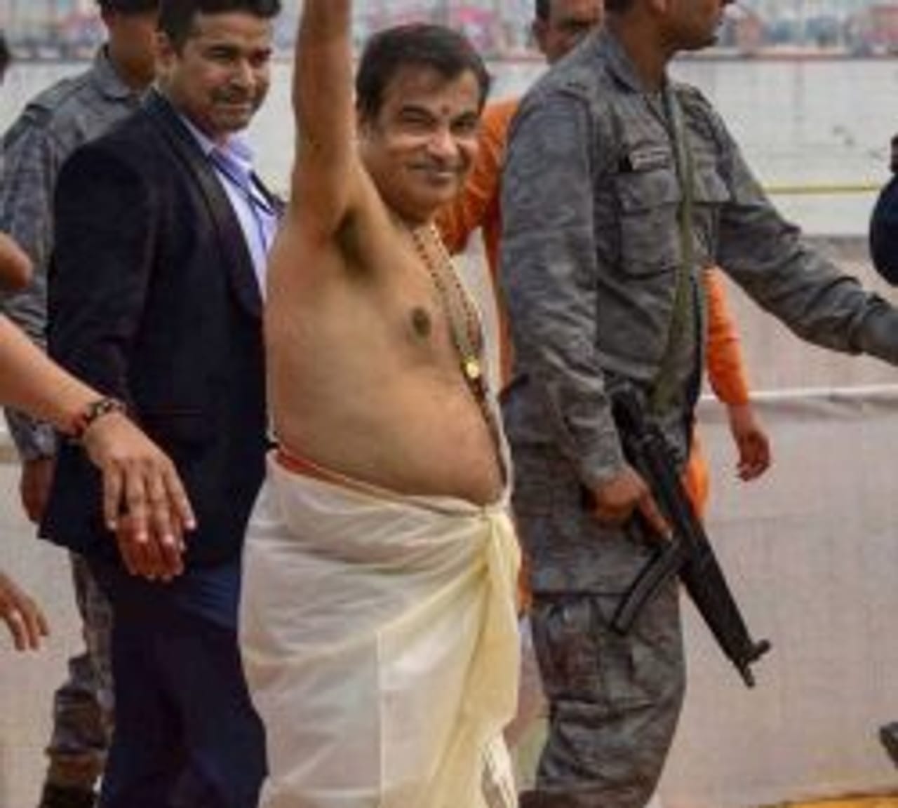 કુંભમાં કેન્દ્રીય મંત્રી નીતિન ગડકરી જોવા મળ્યા નવા 'ધોતી અવતારમાં', જુઓ Pics