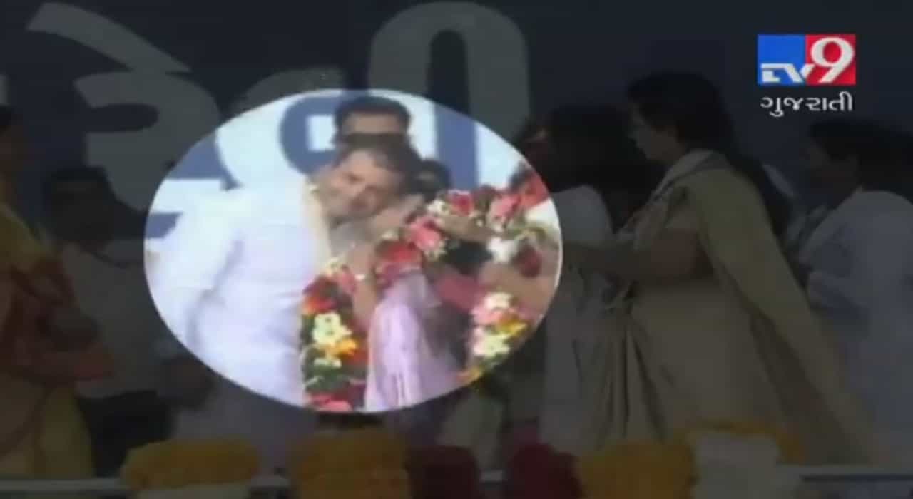 ગુુજરાતમાં રેલી દરમિયાન રાહુલ ગાંધીને એક કોંગ્રેસી મહિલા કાર્યકર્તાએ ગાલ પર આપ્યું ચુંબન, જુઓ વીડિયો