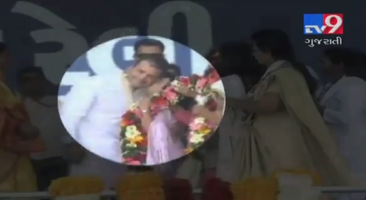 ગુુજરાતમાં રેલી દરમિયાન રાહુલ ગાંધીને એક કોંગ્રેસી મહિલા કાર્યકર્તાએ ગાલ પર આપ્યું ચુંબન, જુઓ વીડિયો