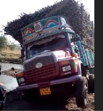 શેરડીના ઓવરલોડ વજનથી ભરેલાં ટ્રકે કર્યું શીર્ષાસન, જુઓ તસવીરો