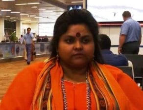 ગાંધીજીના પૂતળાની સાથે એક મહિલાએ એવું શું કર્યું કે પોલીસને છે તેની તલાશ, આ મહિલાના 13 સાથીદારમાંથી  2 સાથીદારની પોલીસે કરી લીધી છે ધરપકડ !