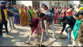 રાજકોટના સ્થાનિકોનો અનોખો વિરોધ, પાવડા-તગારા લઈ ઉતર્યા રસ્તા પર, CM વિજય રૂપાણીને કહ્યું, “આ માગ પૂરી ના કરો તો અહીં મત માગવા આવતા નહીં”