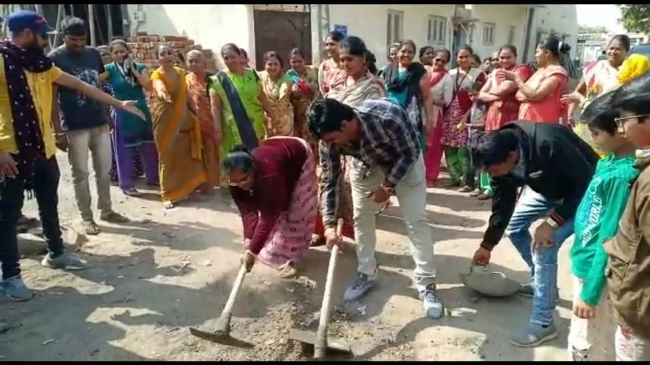 રાજકોટના સ્થાનિકોનો અનોખો વિરોધ, પાવડા-તગારા લઈ ઉતર્યા રસ્તા પર, CM વિજય રૂપાણીને કહ્યું, આ માગ પૂરી ના કરો તો અહીં મત માગવા આવતા નહીં