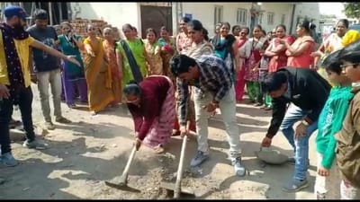 રાજકોટના સ્થાનિકોનો અનોખો વિરોધ, પાવડા-તગારા લઈ ઉતર્યા રસ્તા પર, CM વિજય રૂપાણીને કહ્યું, આ માગ પૂરી ના કરો તો અહીં મત માગવા આવતા નહીં