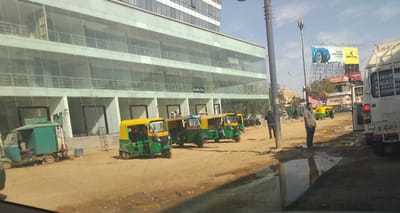 અમદાવાદ શહેરના પ્રવેશદ્વાર ગણાતાં ઈસ્કોન ચાર રસ્તાં પર ગટર ઉભરાતા લોકો પરેશાન