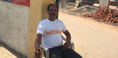 વડાપ્રધાન નરેન્દ્ર મોદીનો જાદુ, સુરતના ચોકીદારોમાં લોકપ્રિય બની ગઈ 'મૈં ભી ચોકીદાર'ની ટીશર્ટ..!!