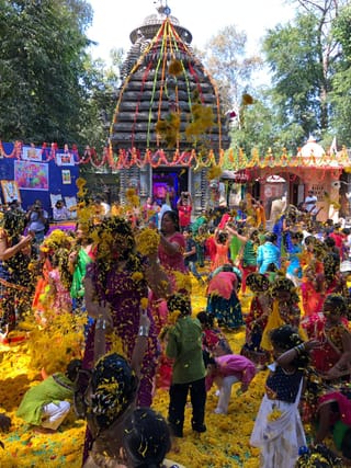 શાળામાં ફૂલો અને કુદરતી રંગોથી હોળી રમીને બાળકોએ આપ્યો ‘પાણી બચાવવા’નો સંદેશ