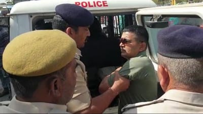 સાબરકાંઠા પોલીસની કાર્યવાહી, ભાજપ નેતાના પુત્રની ભીડ સામે જ ધરપકડ કરાતા અગ્રણી નેતાઓ સ્તબ્ધ