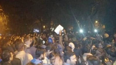 JNUમાં નવી એડમિશનની પ્રક્રિયાને લઈને વિદ્યાર્થીઓનો હંગામો, VCએ કહ્યું મારા ઘરમાં ઘૂસીને વિદ્યાર્થીઓએ મારી પત્નીને બંધક બનાવી