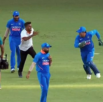 ધોનીએ ક્રિકેટના મેદાનમાં એવું તે શું કર્યું કે ભારતીય ક્રિકેટ ટીમ સાથે દર્શકોને પણ મજા પડી