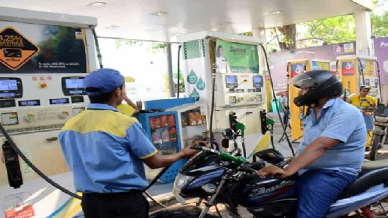 હેલ્મેટ વગર પેટ્રોલપંપ જવાવાળા લોકોને નહીં મળે પેટ્રોલ, 1 જૂનથી લાગૂ થશે નવો નિયમ