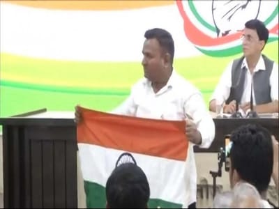 કોંગ્રેસ કાર્યાલયમાં એક વ્યક્તિ તિરંગા સાથે આવીને બોલ્યો કે યોગી આદિત્યનાથ વિશે આવું નહીં કહેવાનું