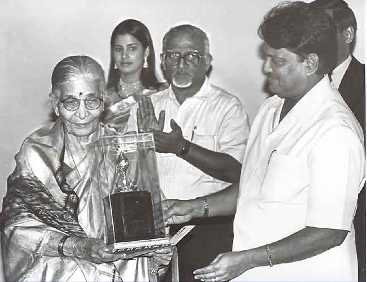 જાણીતી એનિમેશન ડોક્યુમેટ્રી 'એક ચિડિયા અનેક ચિડિયા' બનાવીને દુનિયાને શાંતિનો સંદેશો આપનારા વિજયા મુલેનું નિધન