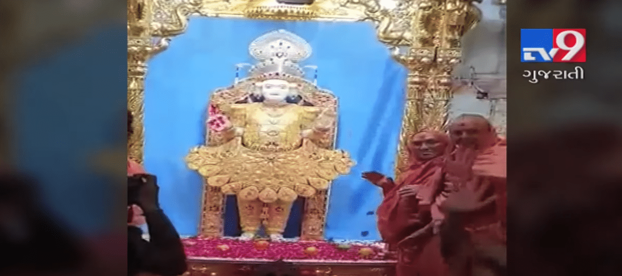 ગુજરાતમાં ભગવાન સ્વામિનારાયણના મંદિરમાં પહેલી વખત આ હરિભક્તે 15 કિલો સોનાના વાઘા ચડાવ્યા છે, અલૌકિક મૂર્તિનો જુઓ VIDEO