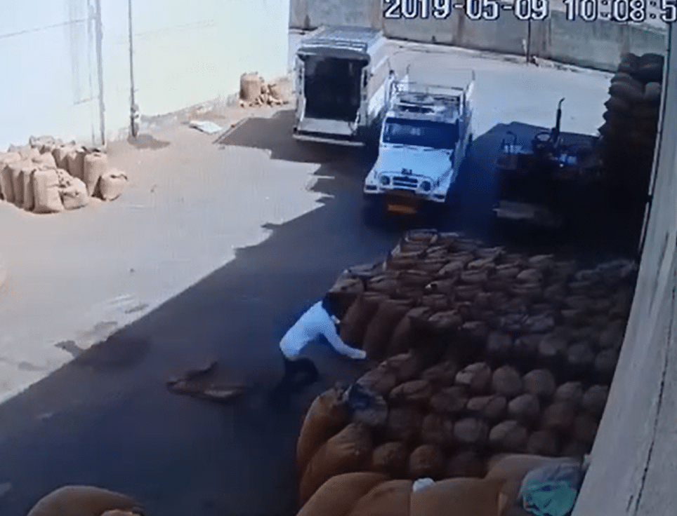VIDEO: જો આ વ્યક્તિએ સમય સૂચકતા ન દેખાડી હોત તો ગંભીર દુર્ઘટનાનો શિકાર બની જવાનો હતો, CCTVમાં કેદ થઈ સમગ્ર ઘટના